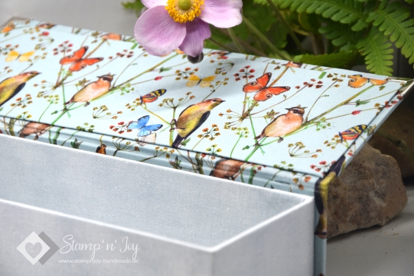 Schachtel mit Klappdeckel ca. 26x9x5cm | Vögel, Schmetterlinge | hellblau | Art. Nr. 97040502